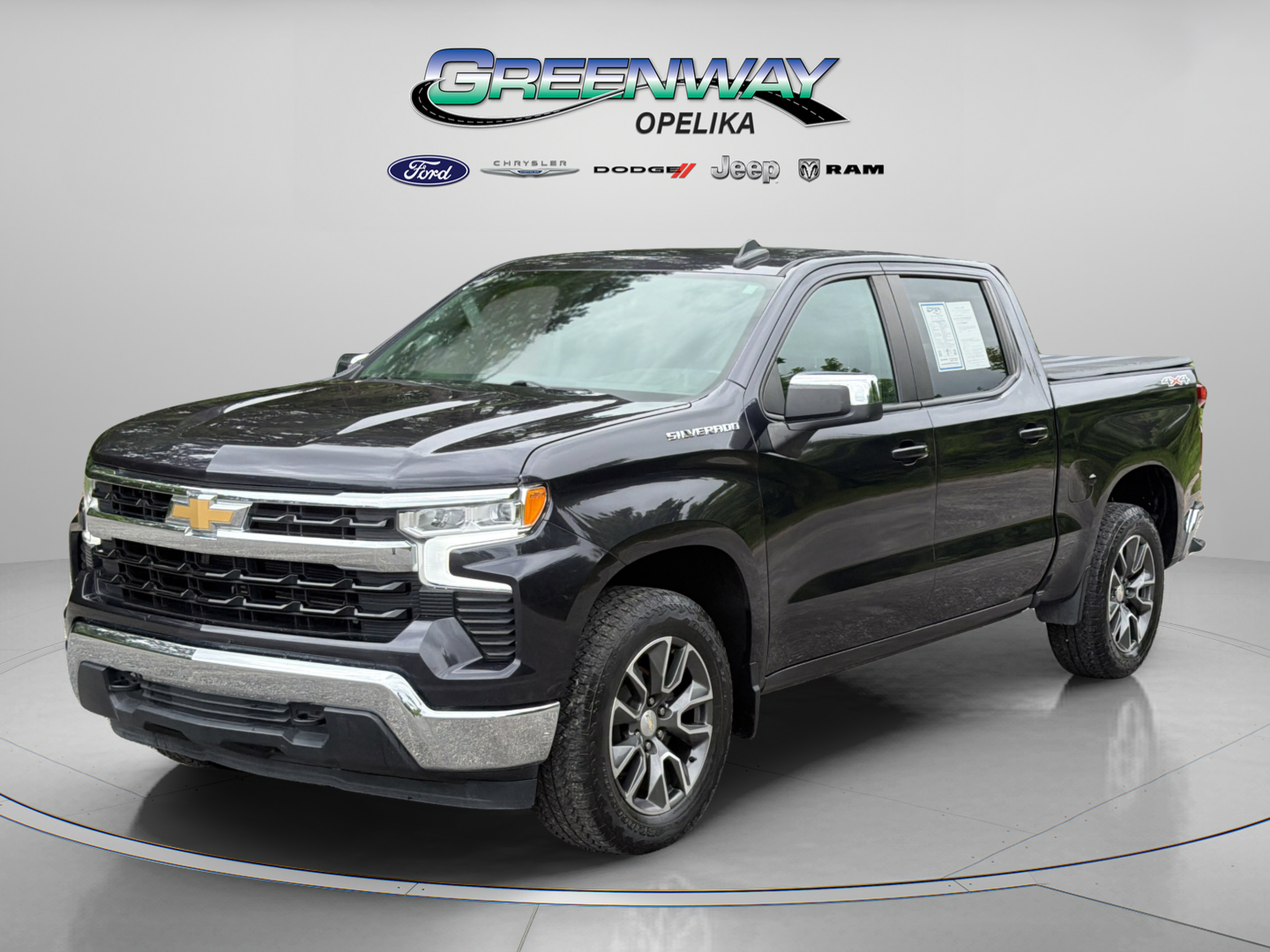 Used 2022 Chevrolet Silverado 1500 LT AWD/4WD image 3