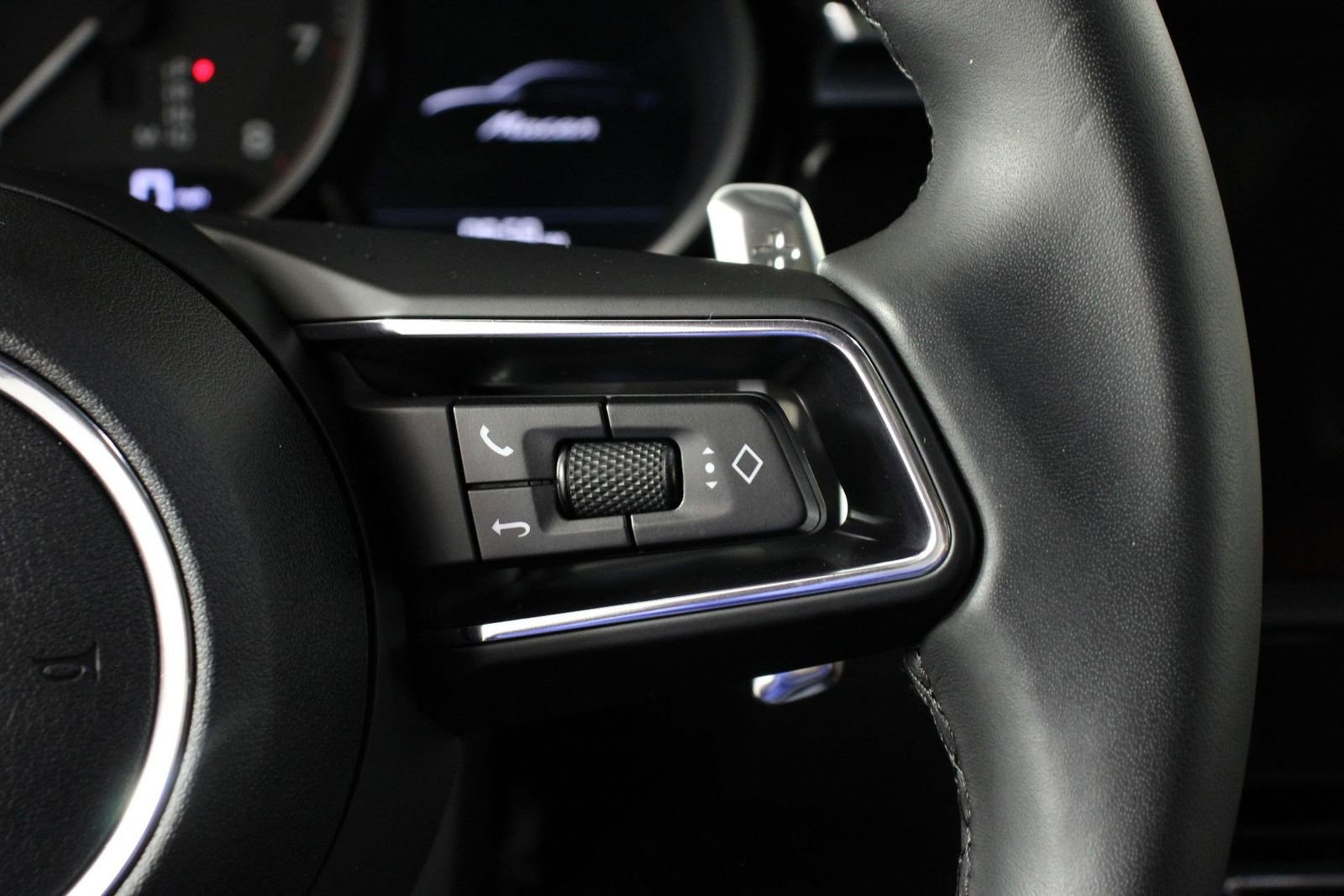 Certified 2025 Porsche Macan image 15