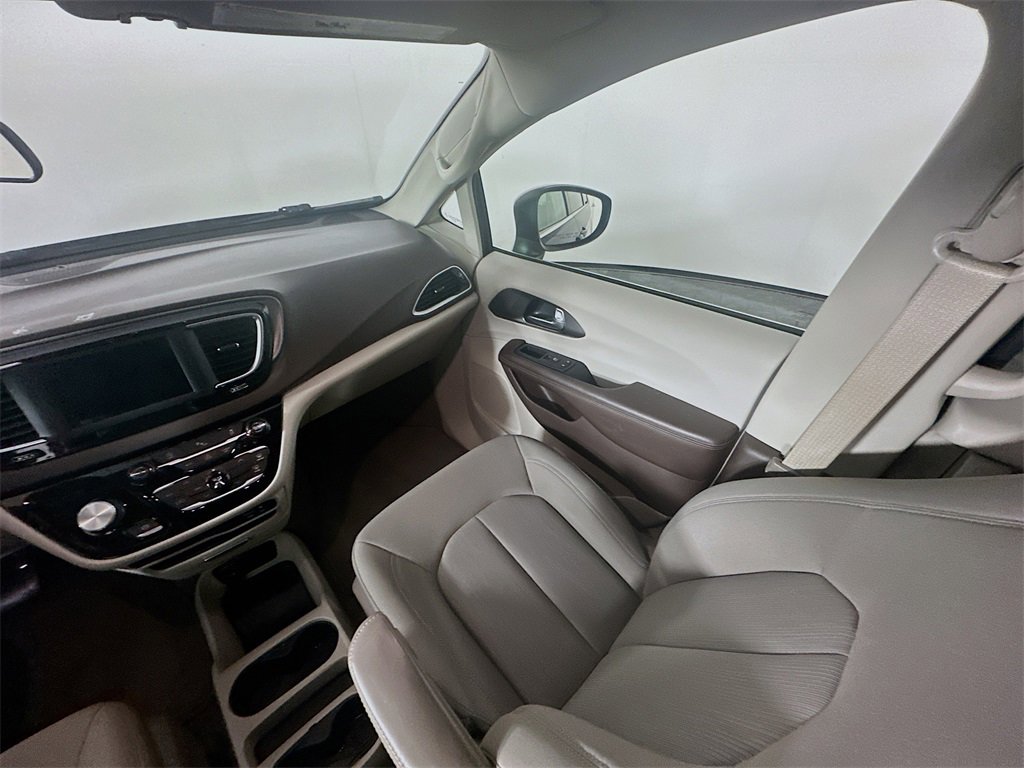 Used 2020 Chrysler Voyager LX image 11