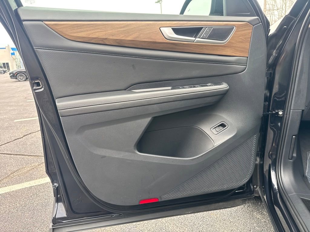 Used 2025 Volkswagen Atlas SE image 25