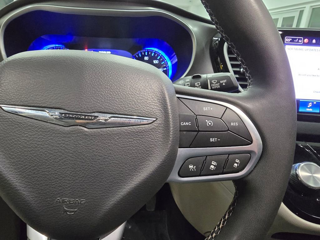 Certified 2023 Chrysler Pacifica Touring-L FWD image 19