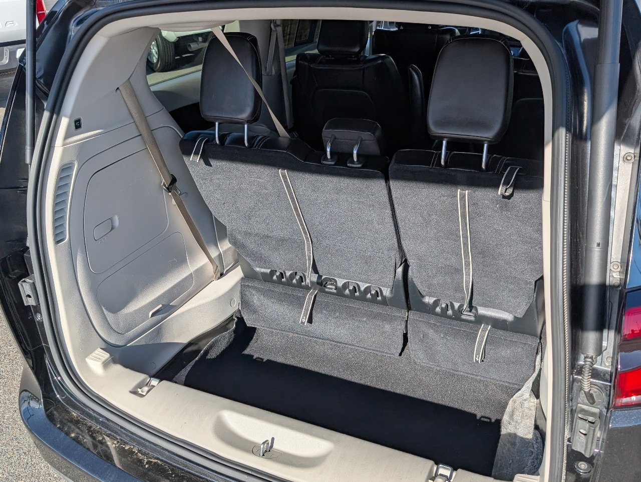 Used 2023 Chrysler Pacifica Touring-L image 10