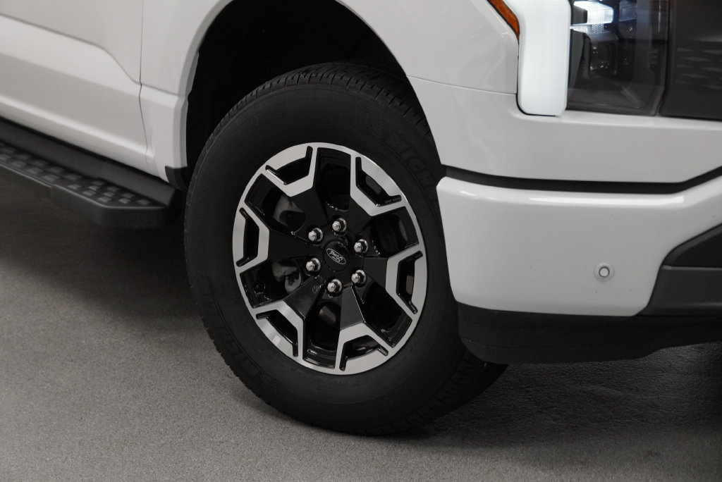 Used 2022 Ford F150 Lightning XLT AWD/4WD image 8