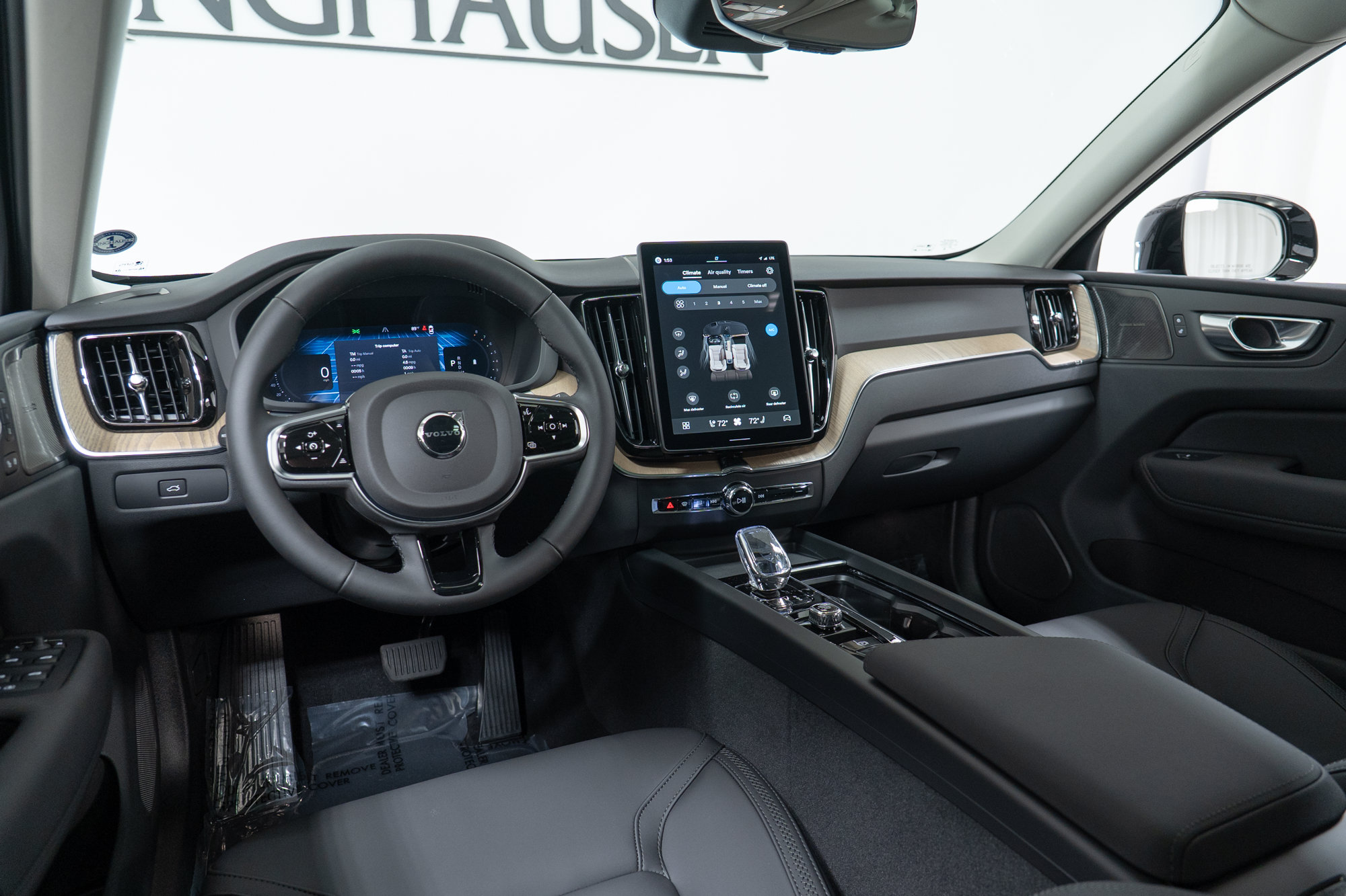 New 2027 Volvo XC60 B5 Plus AWD/4WD image 16