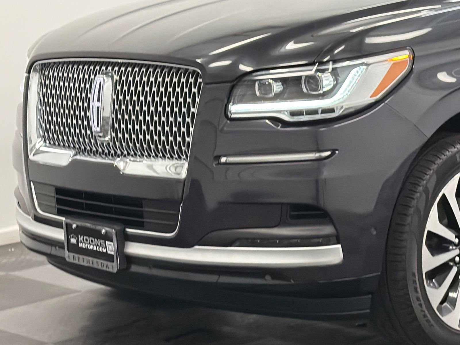 Used 2023 Lincoln Navigator L Reserve AWD/4WD image 2