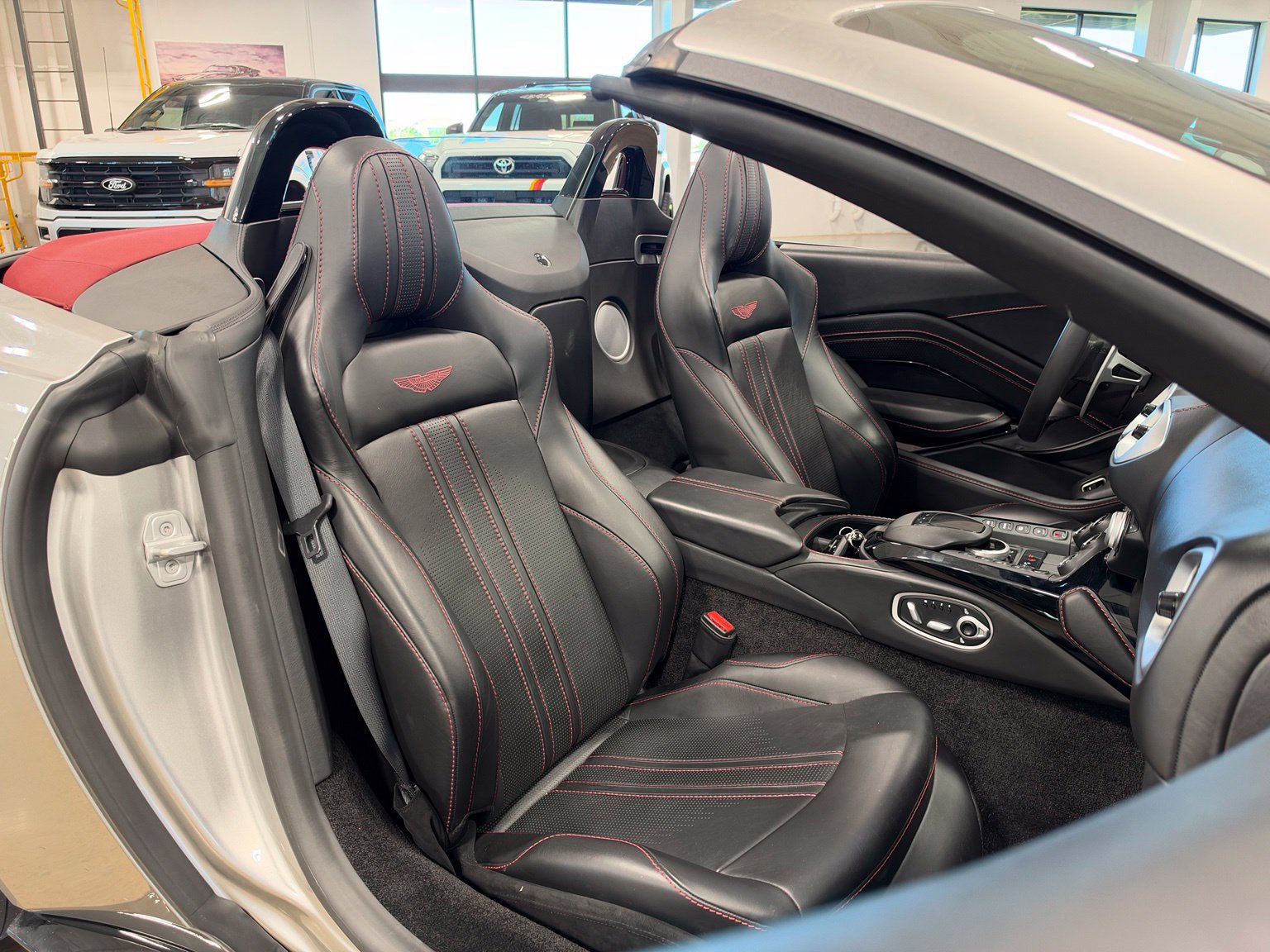 Used 2021 Aston Martin V8 Vantage Roadster RWD image 41