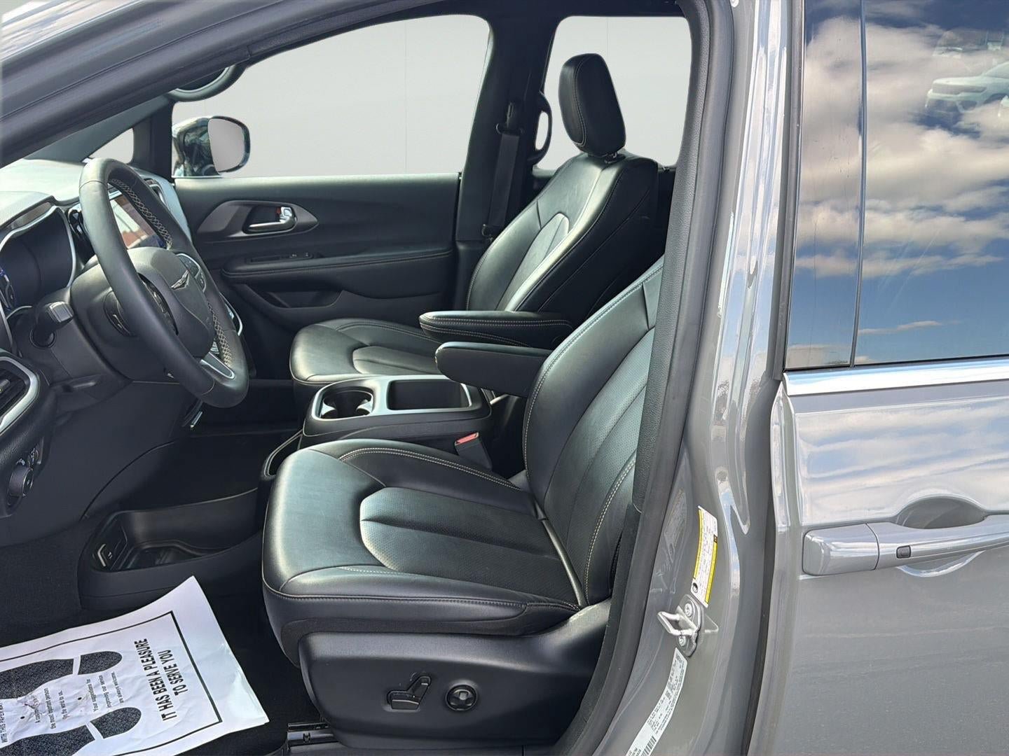 Used 2025 Chrysler Pacifica Select FWD image 10