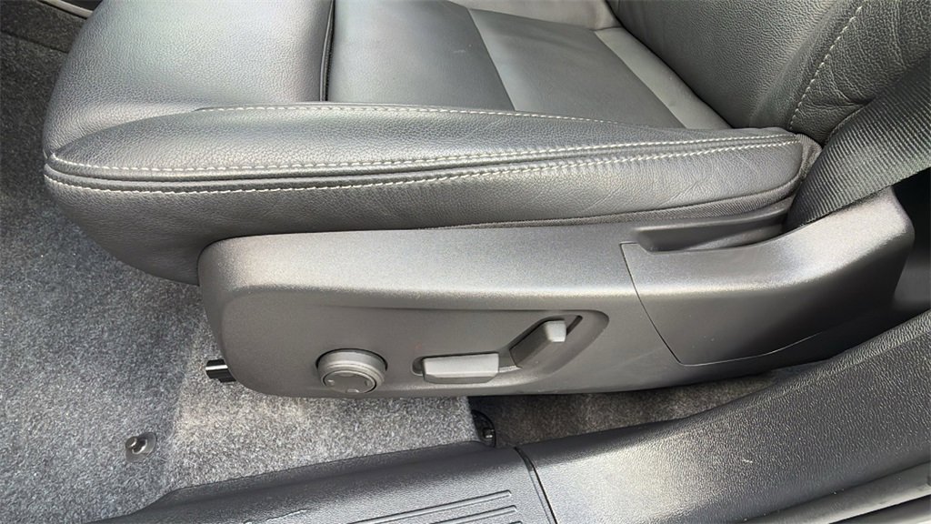 Certified 2025 Volvo XC40 B5 Plus image 25