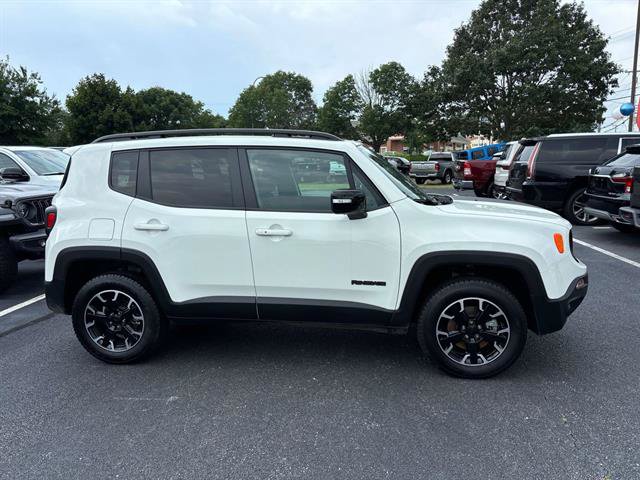 Certified 2023 Jeep Renegade Latitude w/ Sun/Sound Group AWD/4WD image 2