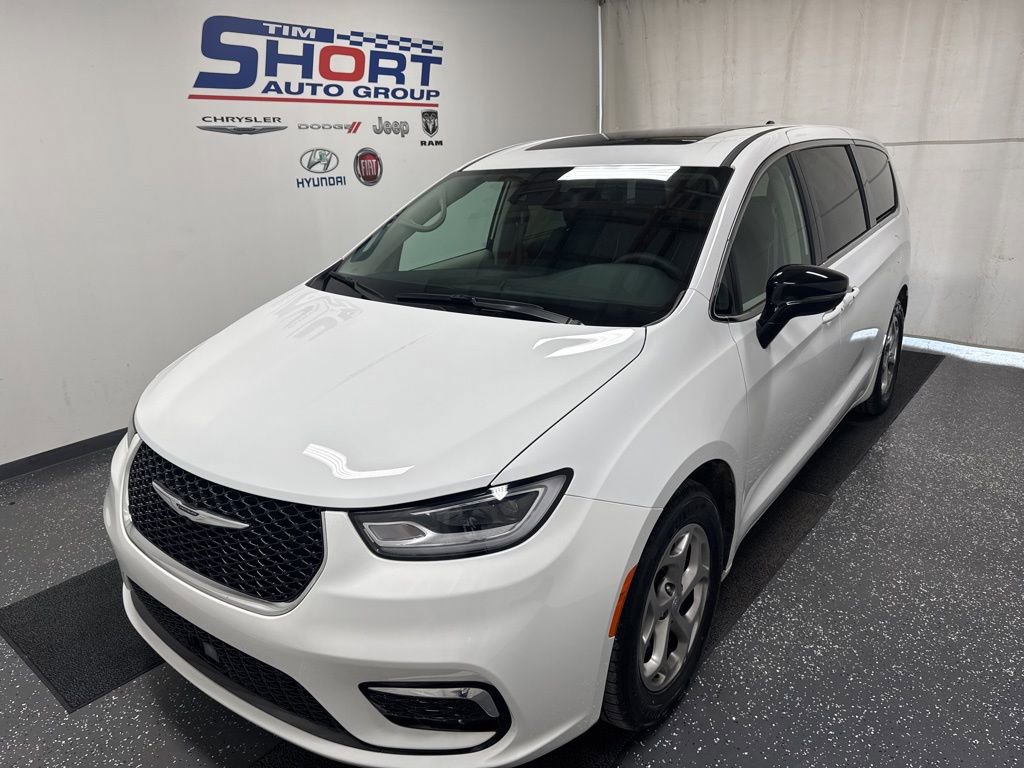 Used 2024 Chrysler Pacifica Limited w/ Uconnect Theater Family Group image 2