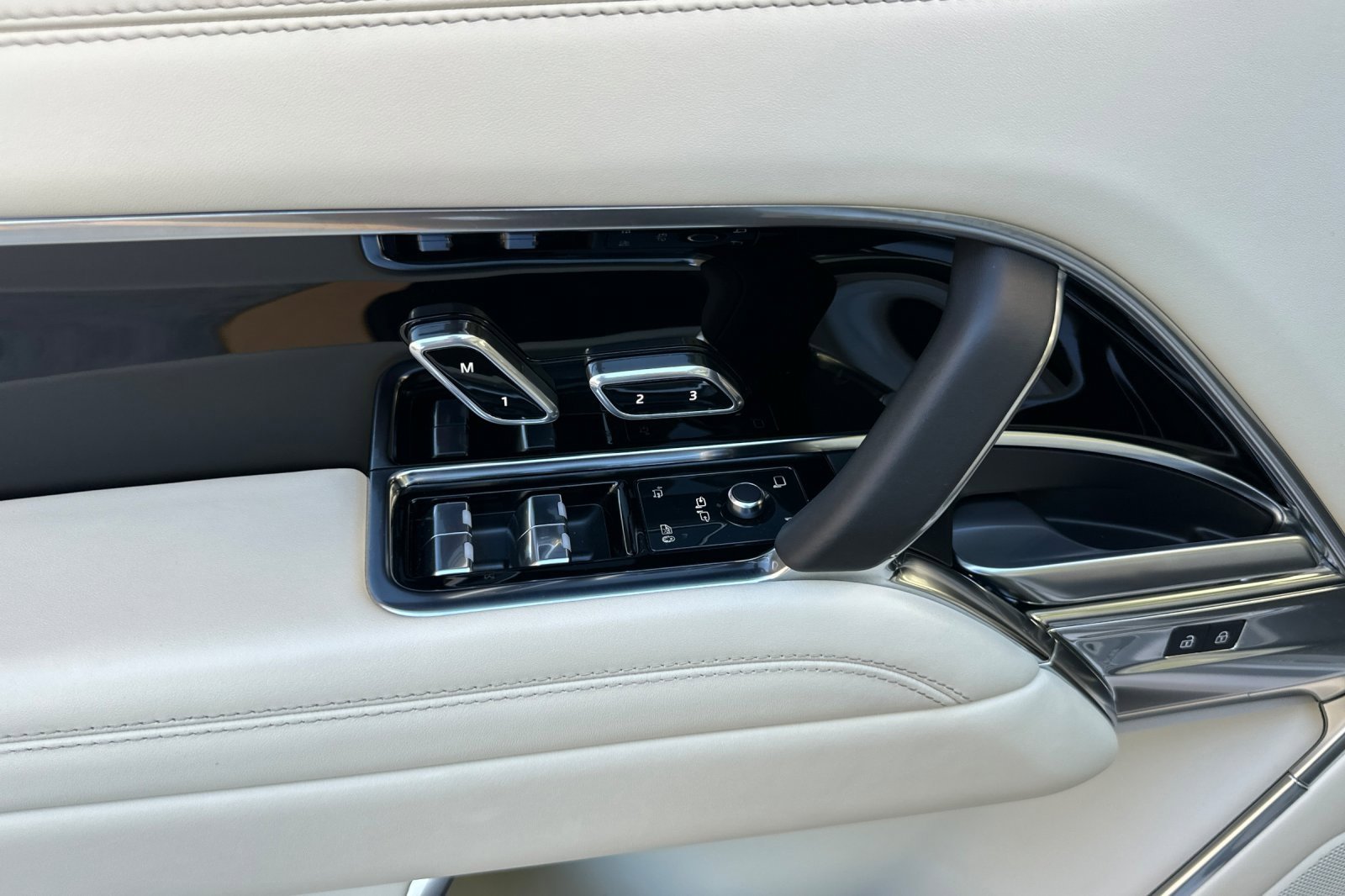 Certified 2024 Land Rover Range Rover SE image 10