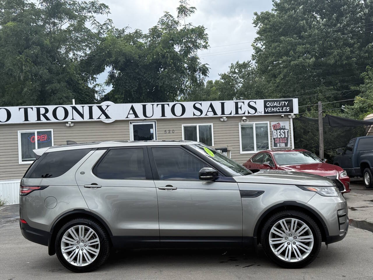 Used 2017 Land Rover Discovery First Edition AWD/4WD image 6