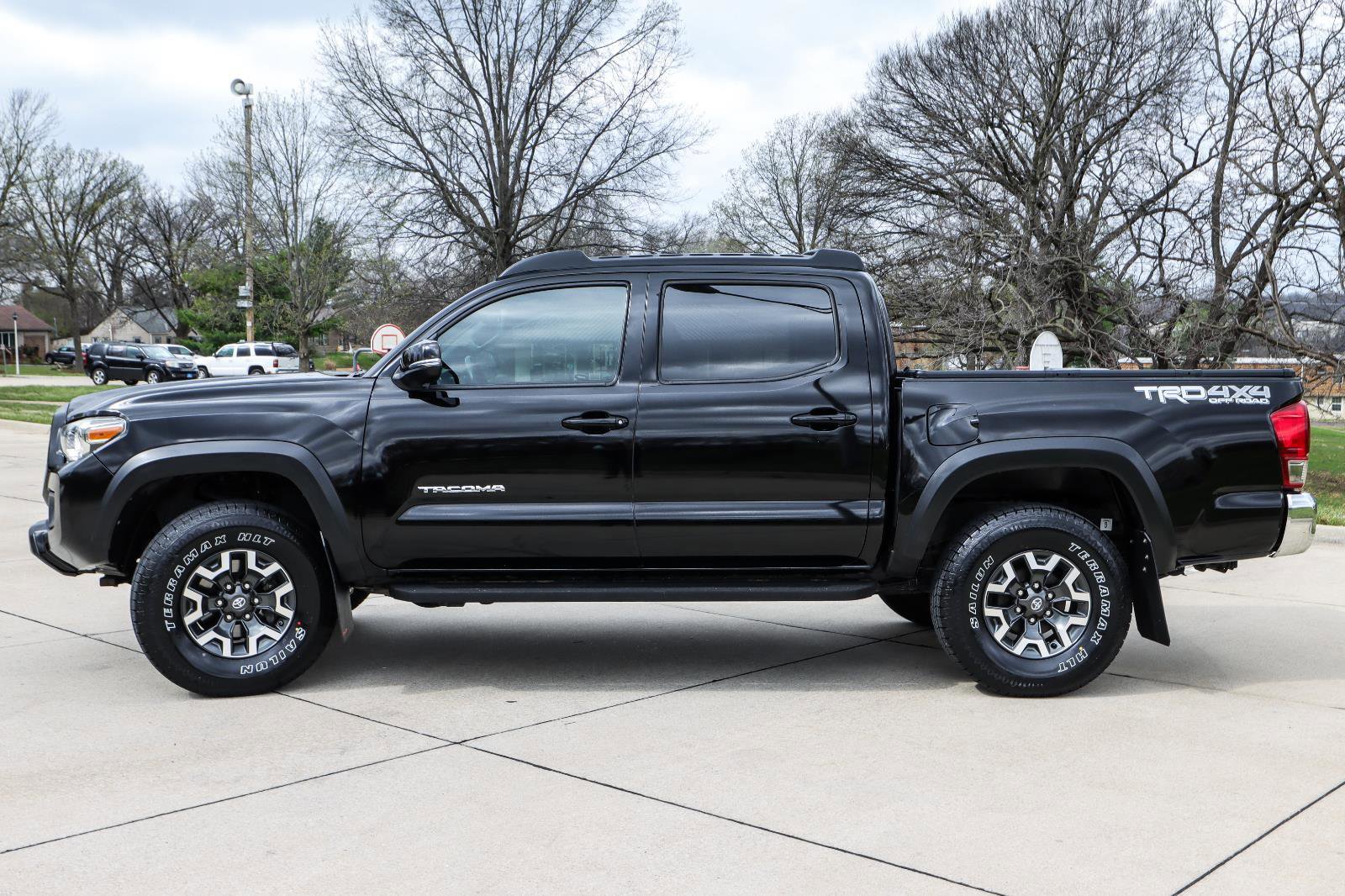 Used 2017 Toyota Tacoma TRD Off-Road w/ Tow Package (A/T) AWD/4WD image 4