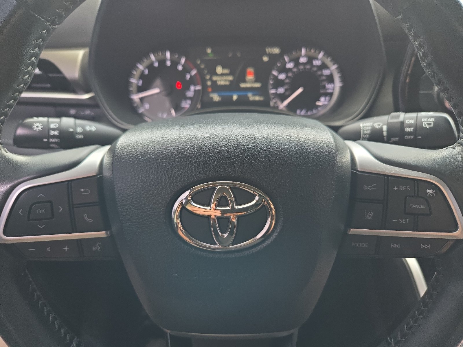 Used 2023 Toyota Highlander LE FWD image 23