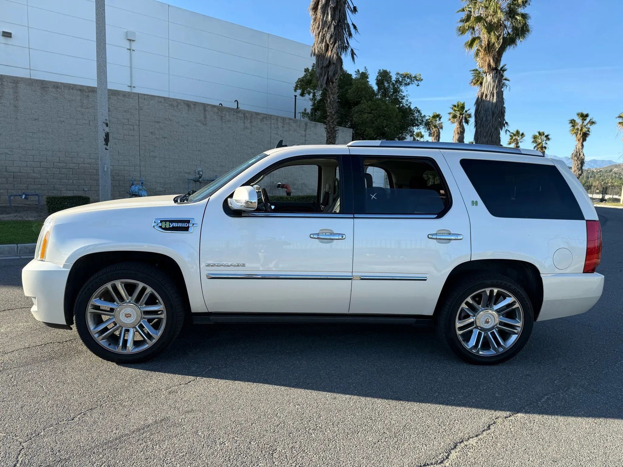 Used 2013 Cadillac Escalade Platinum image 4