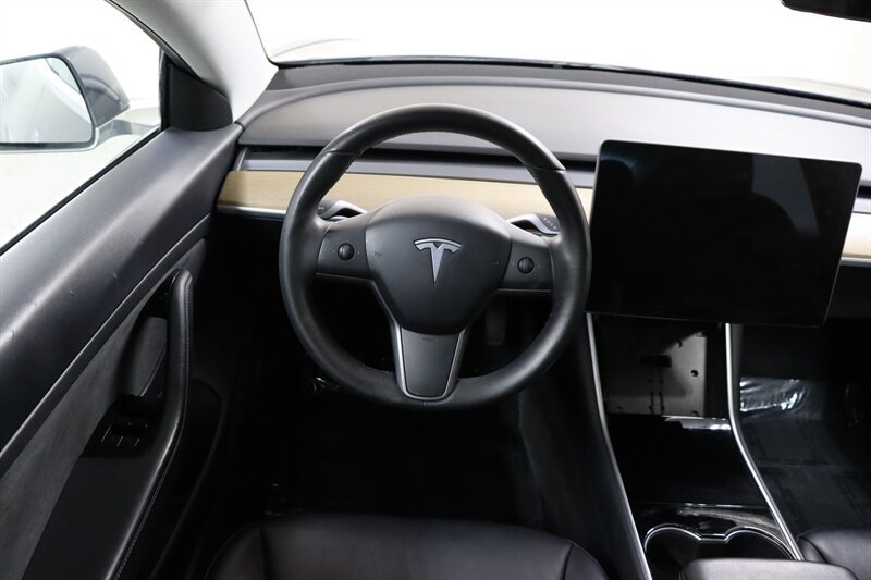Used 2020 Tesla Model 3 Standard Range RWD image 9