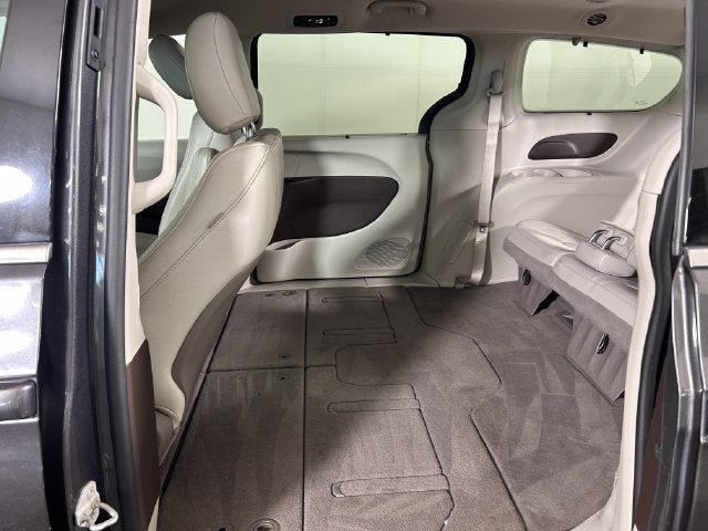 Used 2020 Chrysler Pacifica Touring-L FWD image 24
