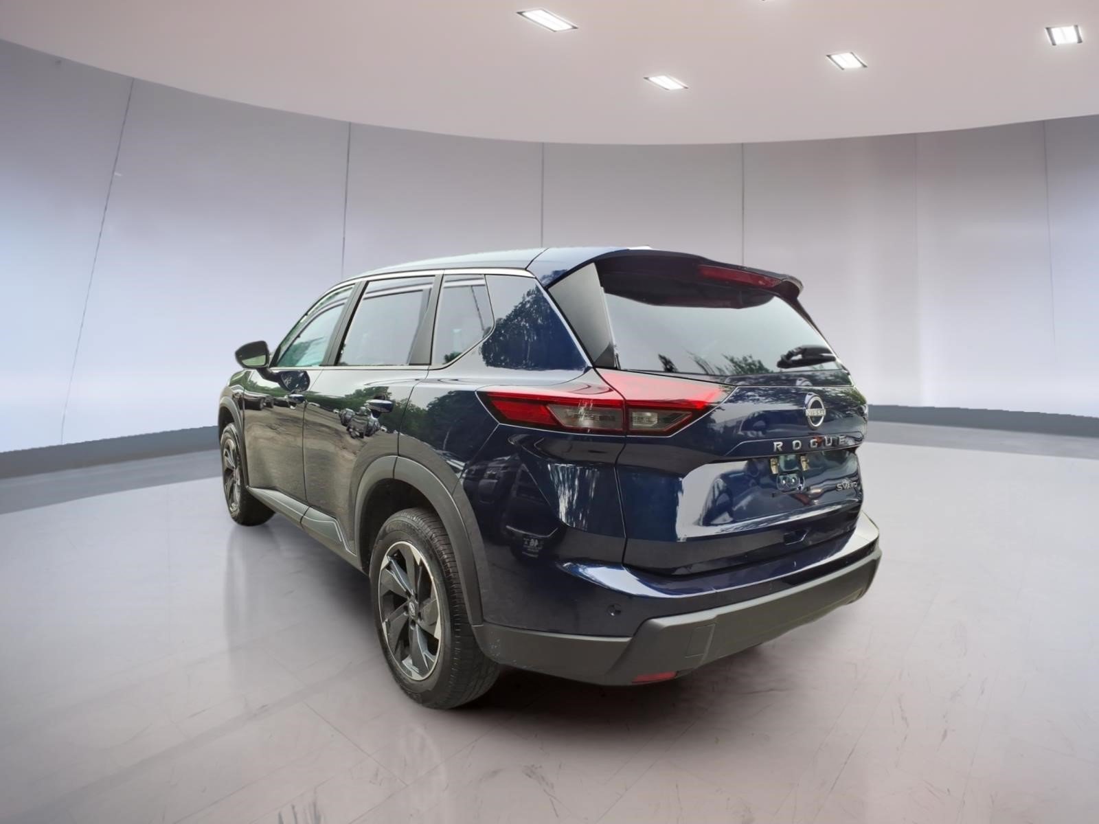 Used 2024 Nissan Rogue SV AWD/4WD image 3