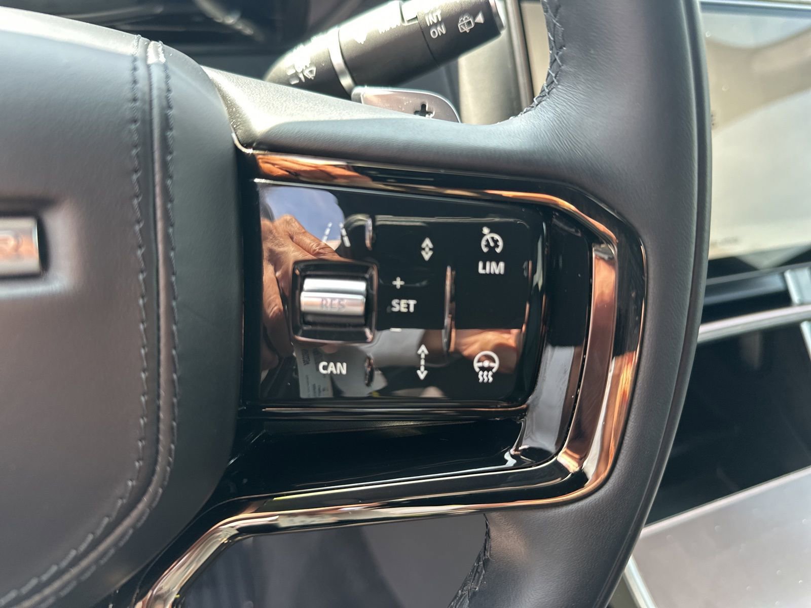 Certified 2026 Land Rover Range Rover Velar Dynamic SE image 9