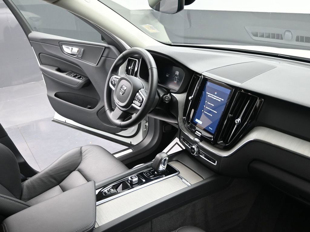 Used 2025 Volvo XC60 B5 Plus image 17
