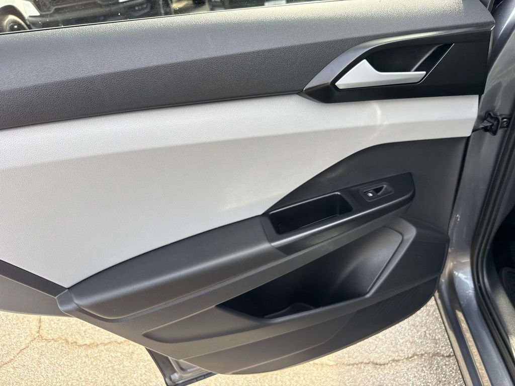 Used 2022 Volkswagen Taos SE w/ Panoramic Sunroof Package FWD image 8