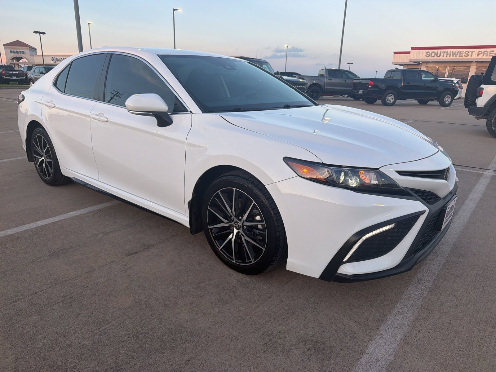 Used 2023 Toyota Camry SE FWD image 3
