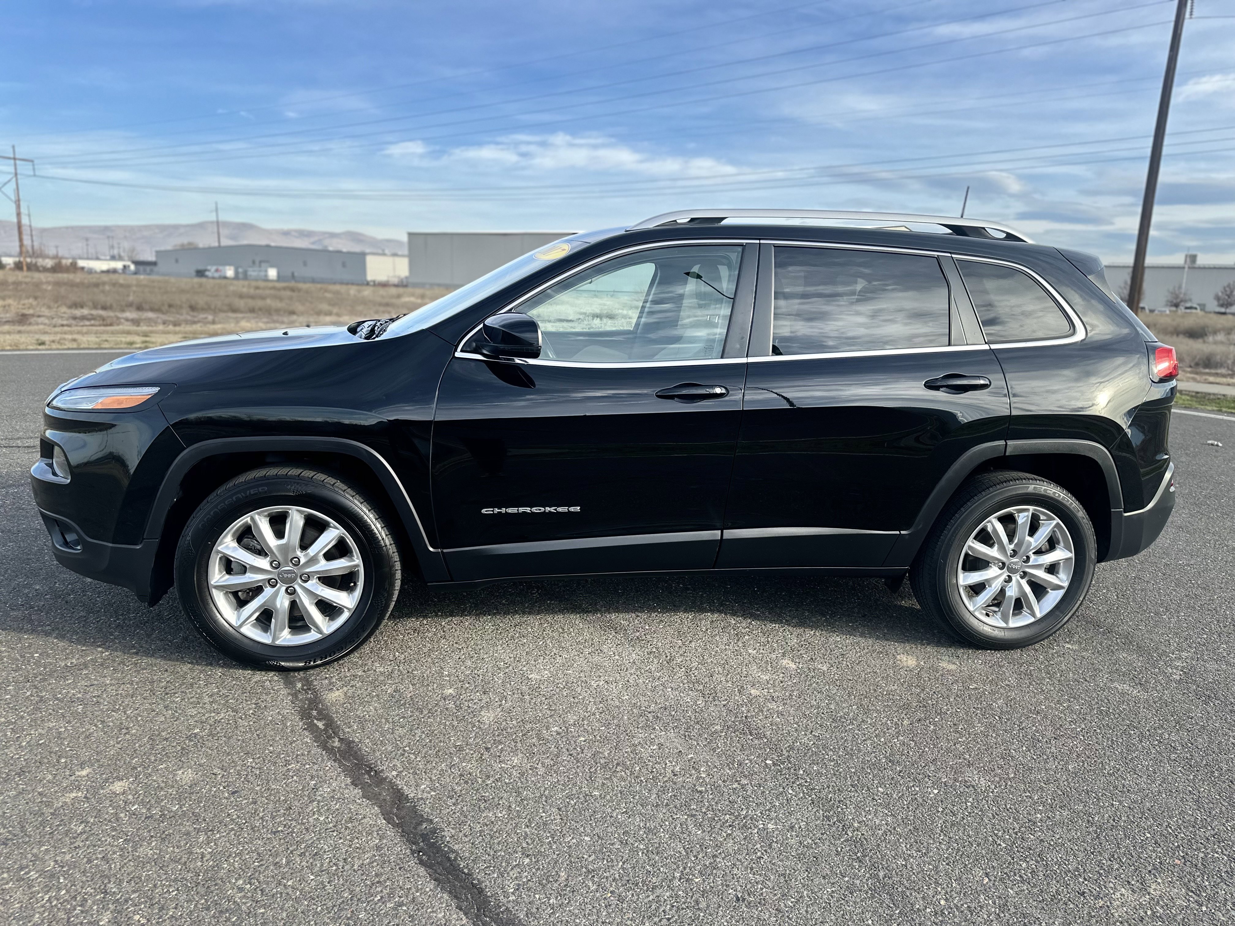 Used 2017 Jeep Cherokee Limited image 5
