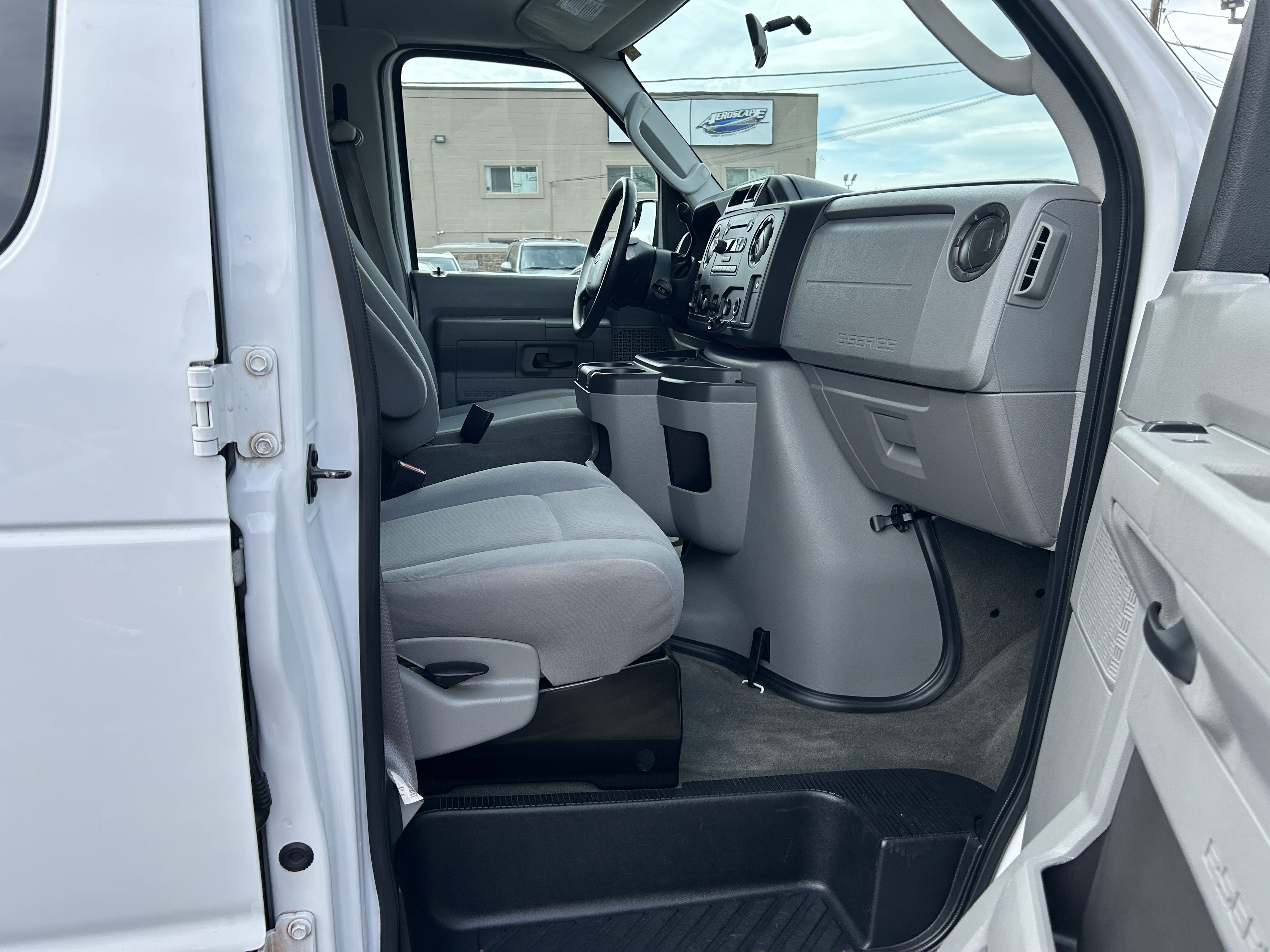 Used 2011 Ford E-350 and Econoline 350 XLT RWD image 13