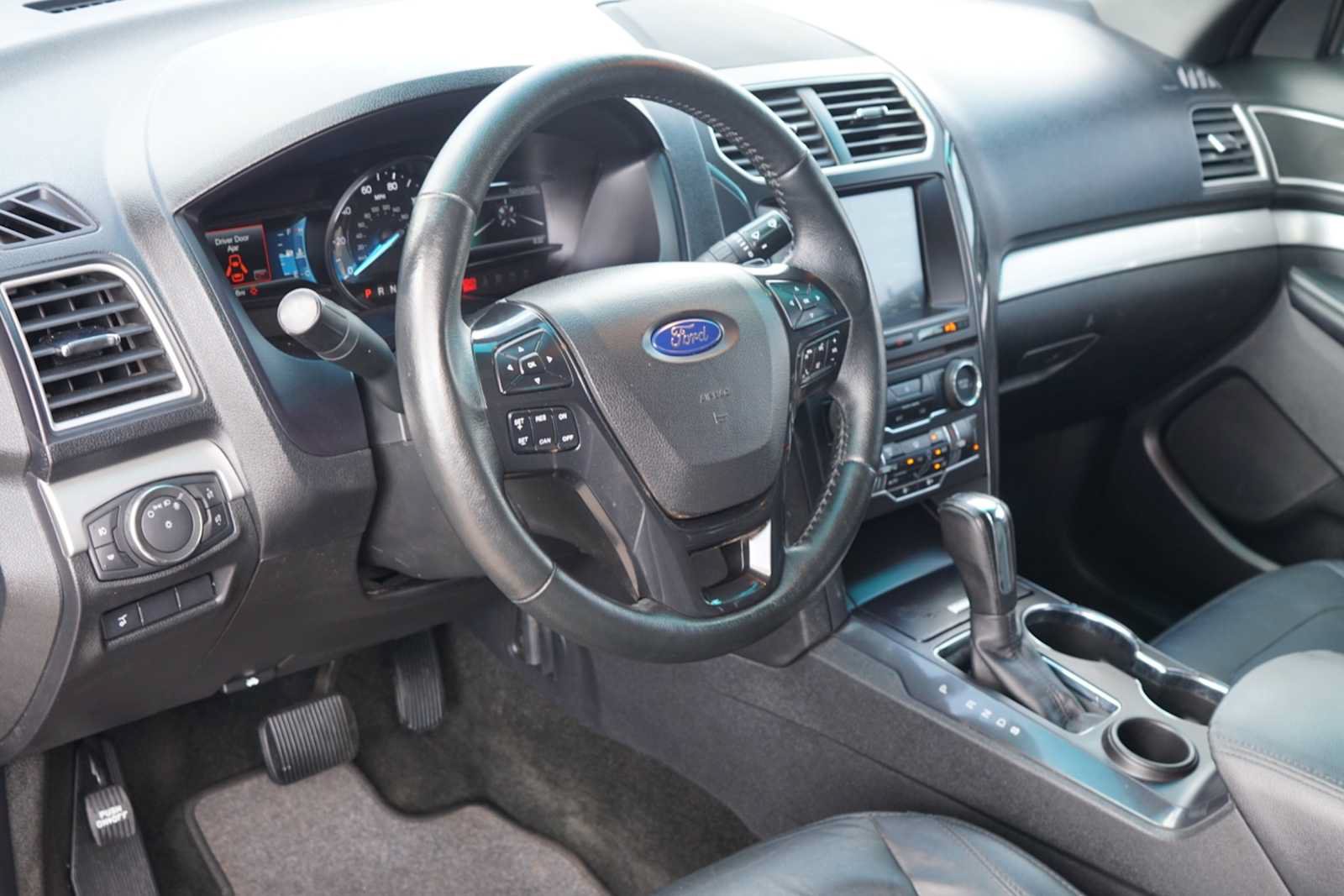 Used 2017 Ford Explorer XLT w/ Equipment Group 202A FWD image 7