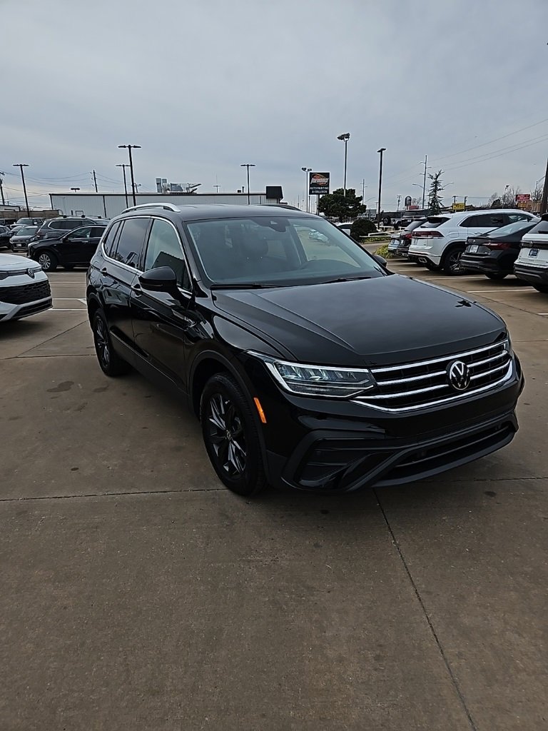 Used 2024 Volkswagen Tiguan SE image 3