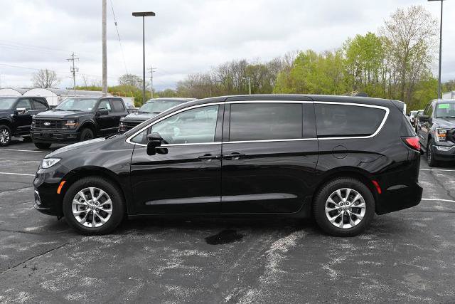 Used 2024 Chrysler Pacifica Touring-L AWD/4WD image 4