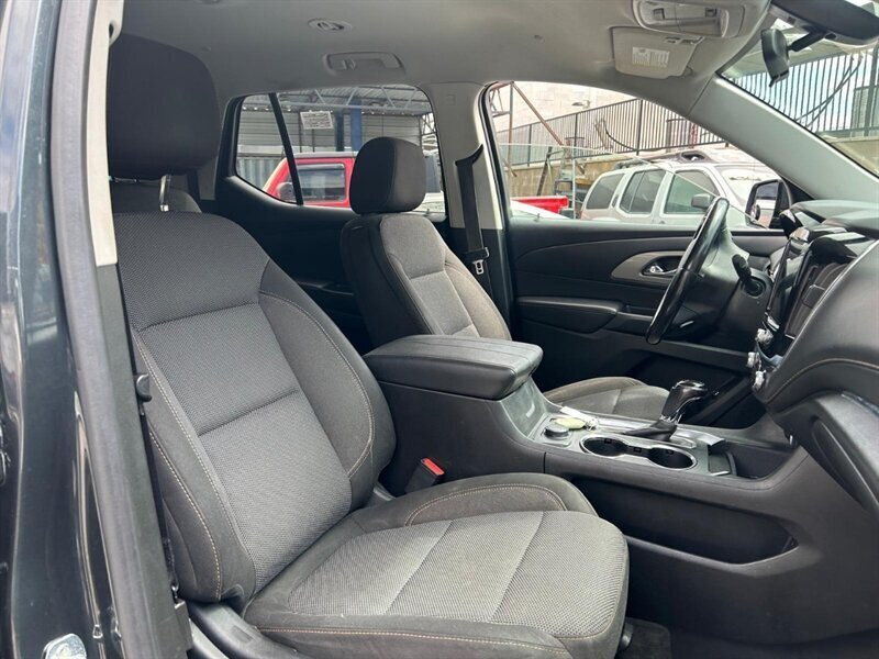 Used 2020 Chevrolet Traverse LT FWD image 28