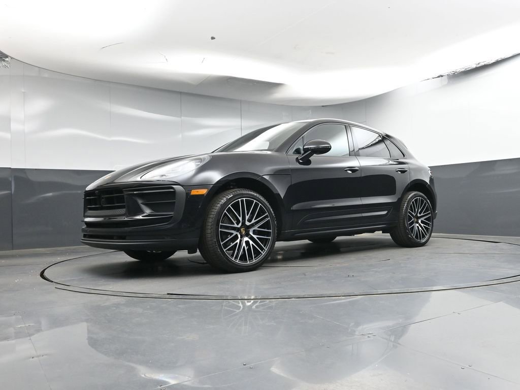 Certified 2025 Porsche Macan image 30