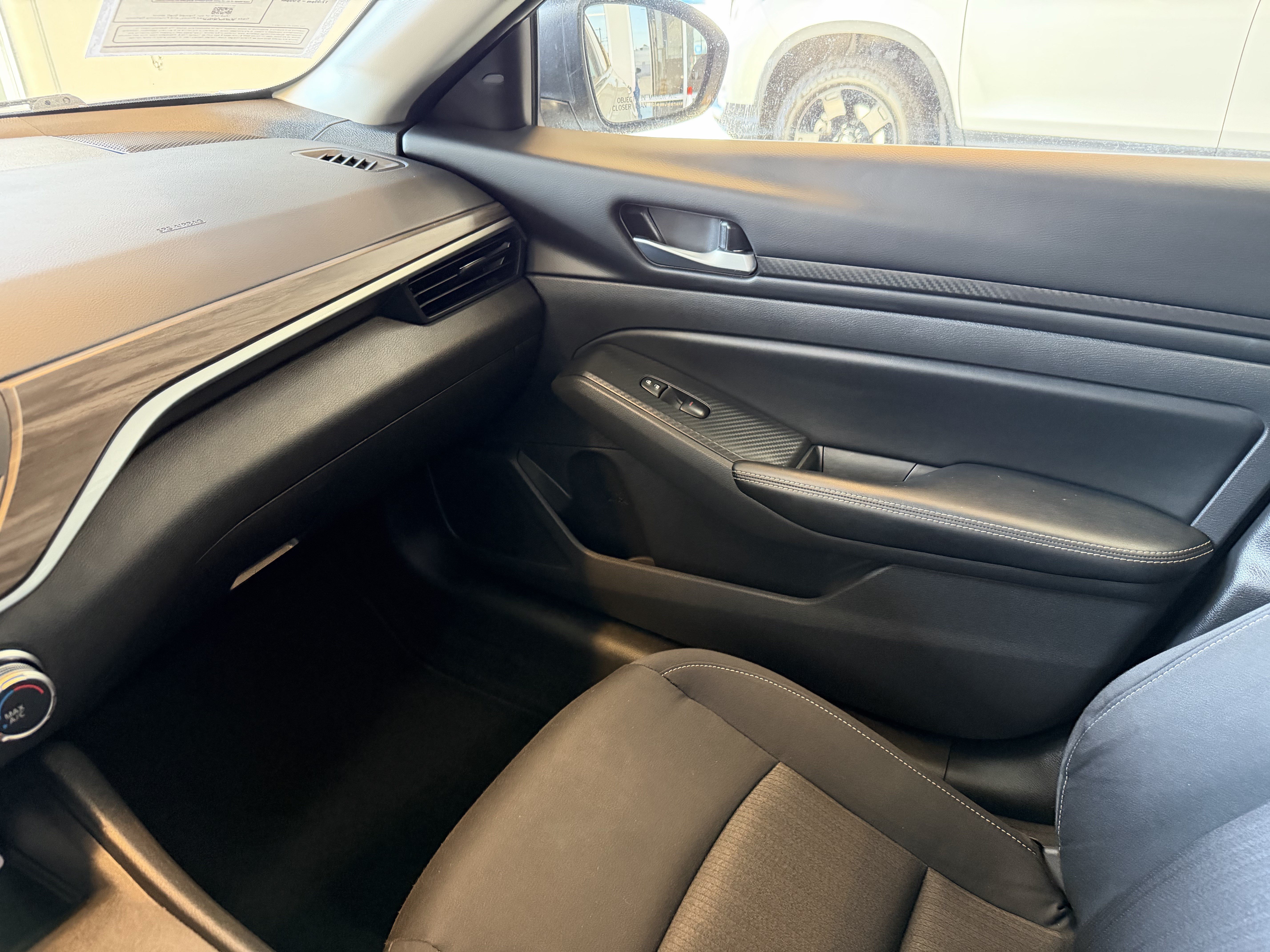 Used 2025 Nissan Altima 2.5 SV FWD image 14