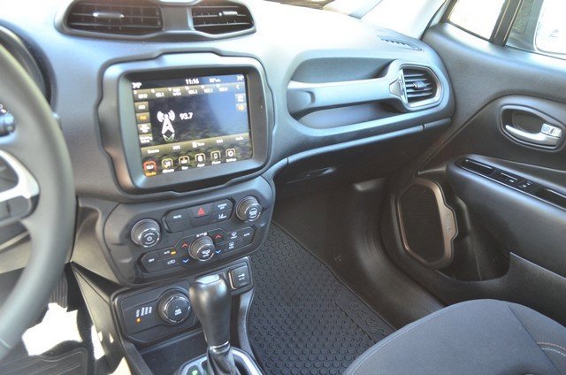 Used 2023 Jeep Renegade Latitude image 24