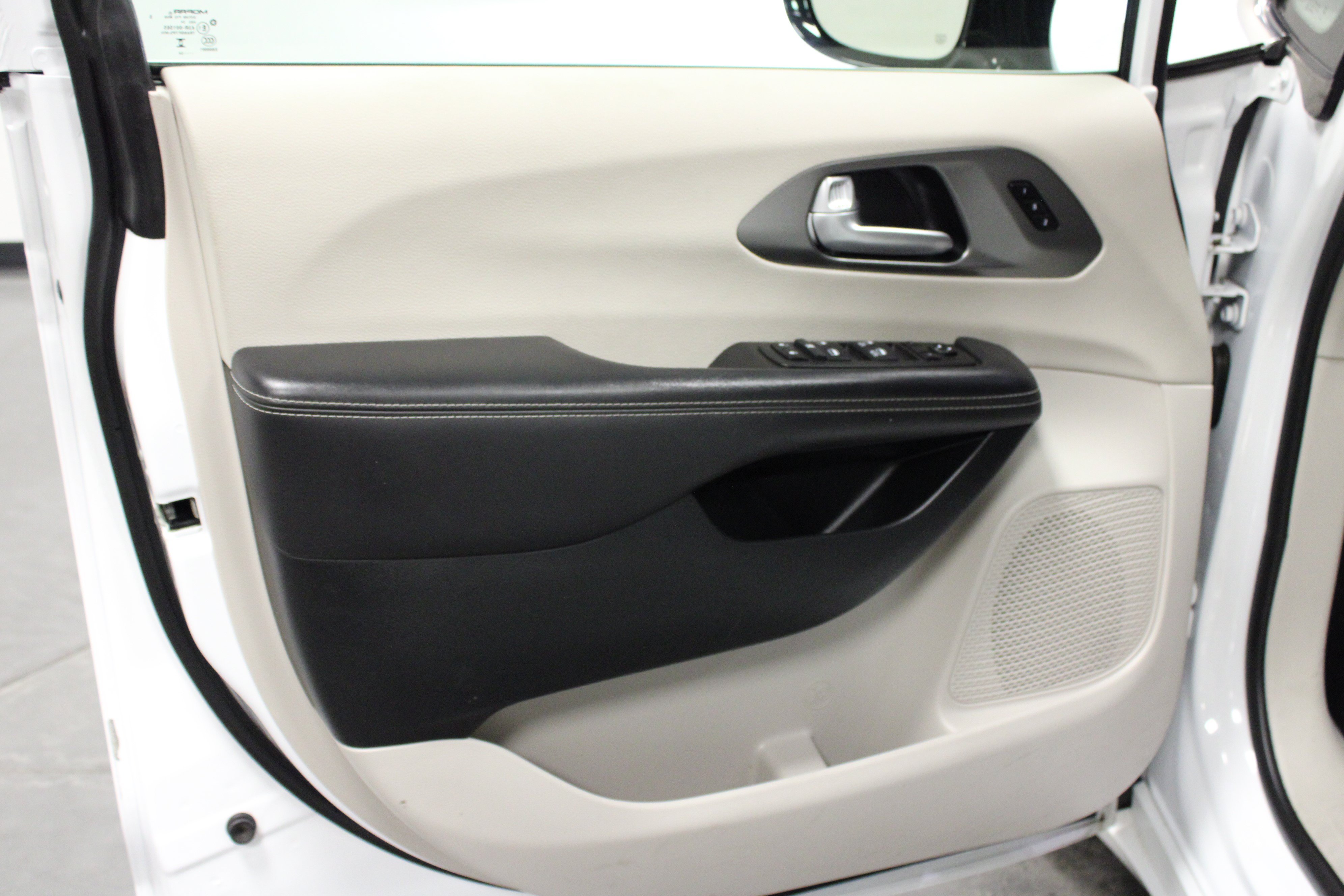 Used 2024 Chrysler Pacifica Touring-L FWD image 11