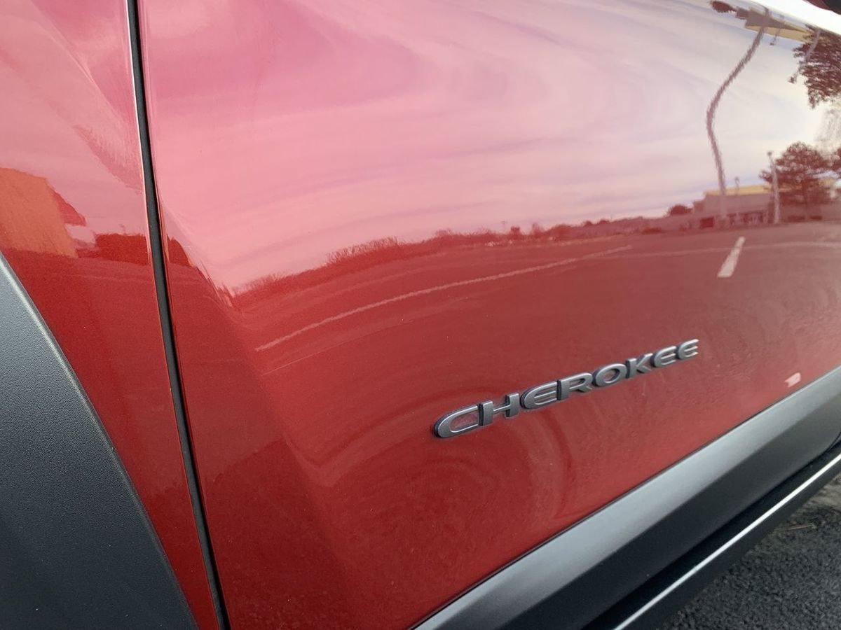 Used 2017 Jeep Cherokee Trailhawk w/ Comfort/Convenience Group AWD/4WD image 11