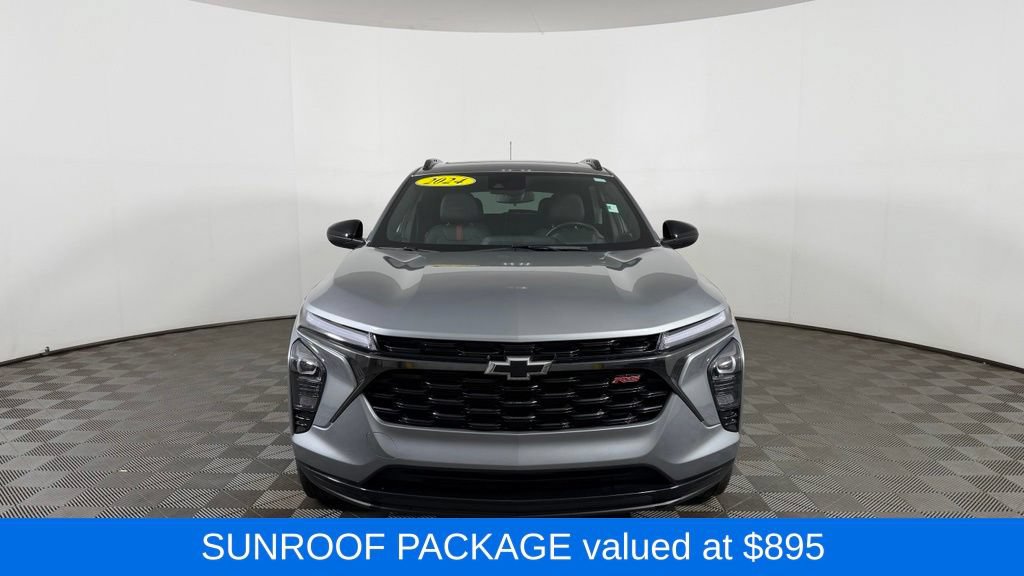 Used 2024 Chevrolet Trax RS w/ Sunroof Package FWD image 2