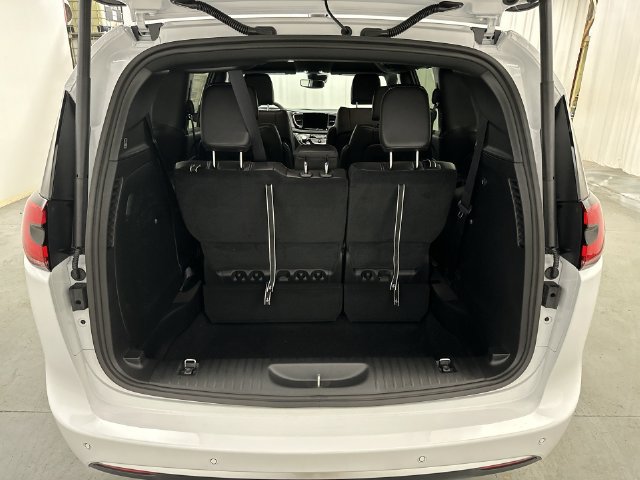 New 2027 Chrysler Pacifica Select AWD/4WD image 22