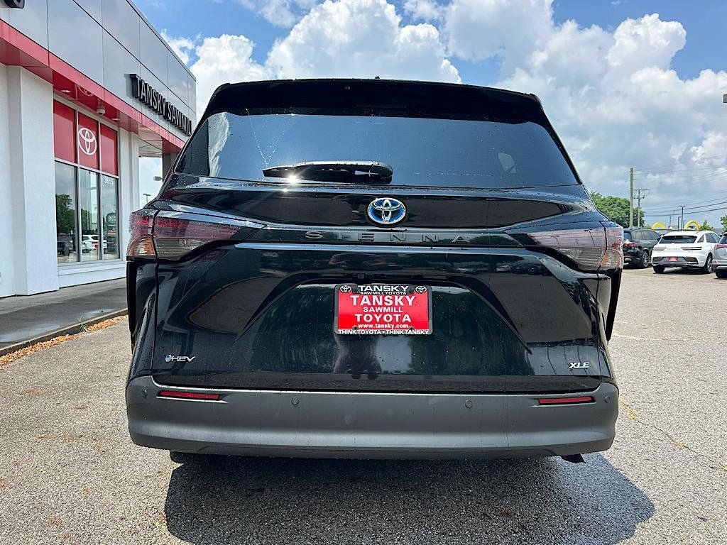 Certified 2025 Toyota Sienna XLE FWD image 4