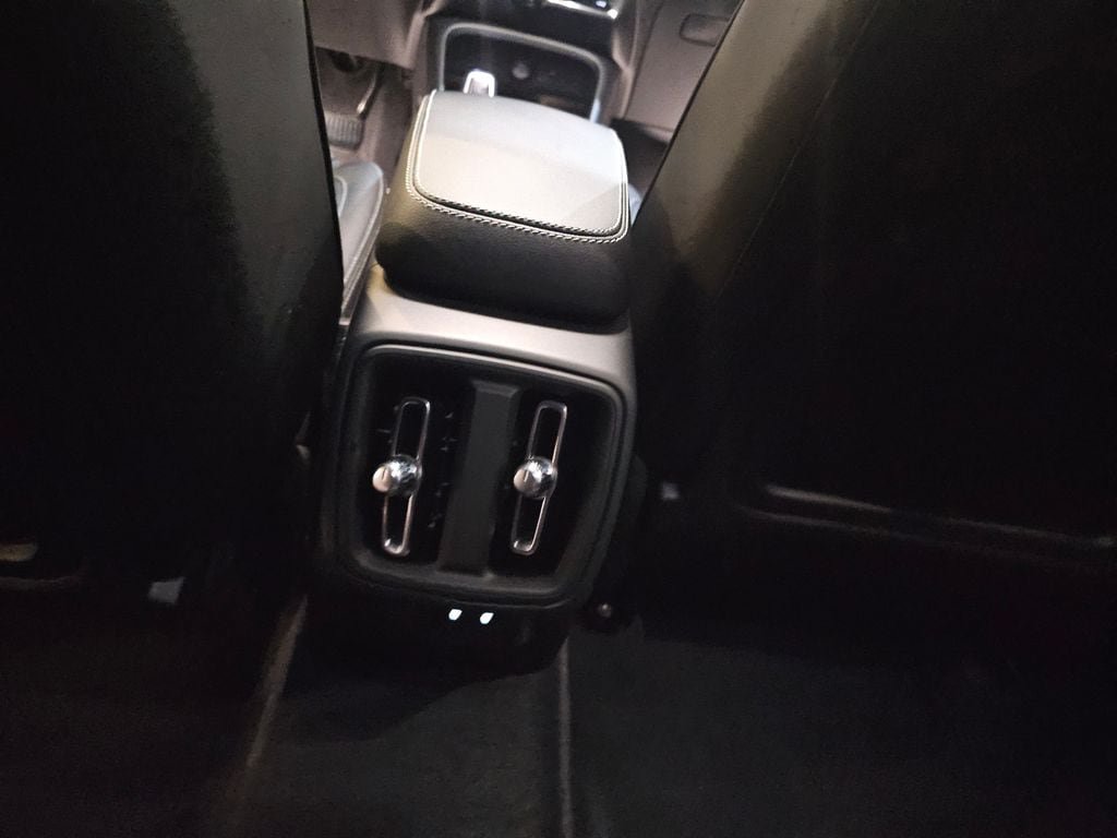 Certified 2025 Volvo XC40 B5 Ultra AWD/4WD image 14