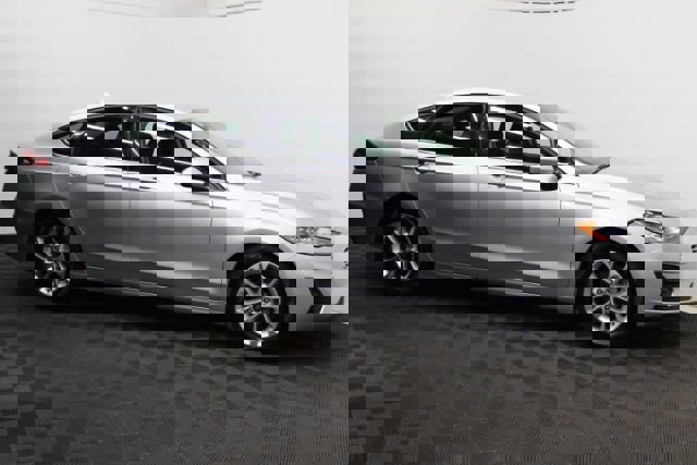 Used 2019 Ford Fusion SE image 3