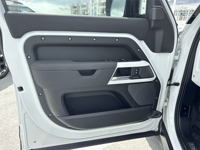 Used 2022 Land Rover Defender 110 X-Dynamic SE image 13