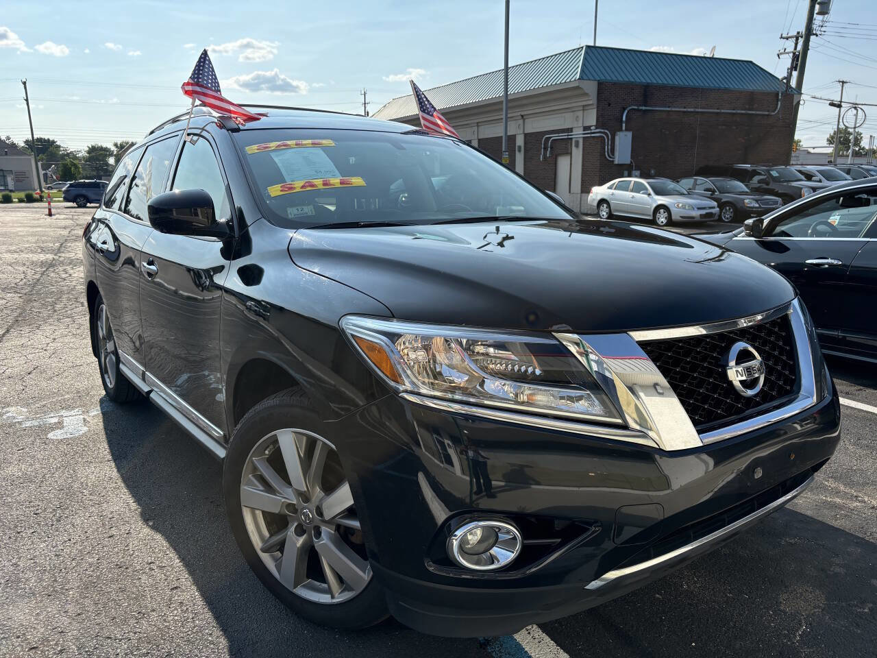 Used 2016 Nissan Pathfinder Platinum w/ Family Entertainment Package AWD/4WD image 2