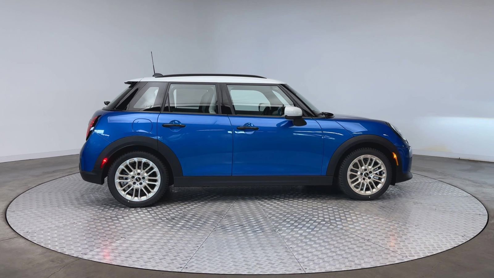 New 2026 MINI Cooper 4-Door Hardtop FWD image 9