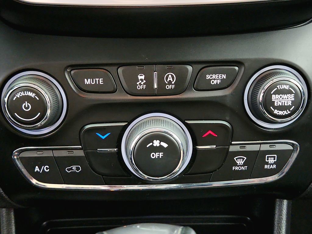 Used 2020 Jeep Cherokee Latitude Plus w/ Cold Weather Group image 17