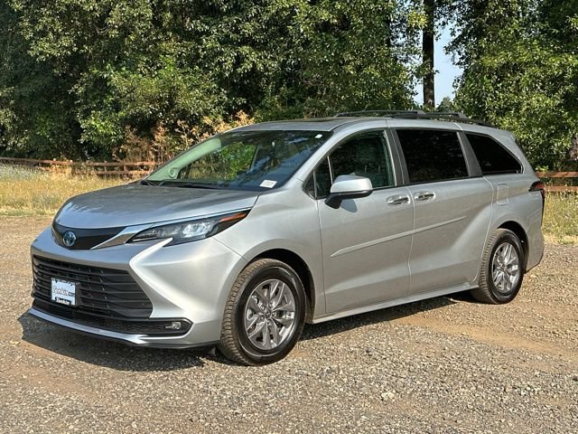 Used 2025 Toyota Sienna XLE w/ XLE Plus Package AWD/4WD image 4