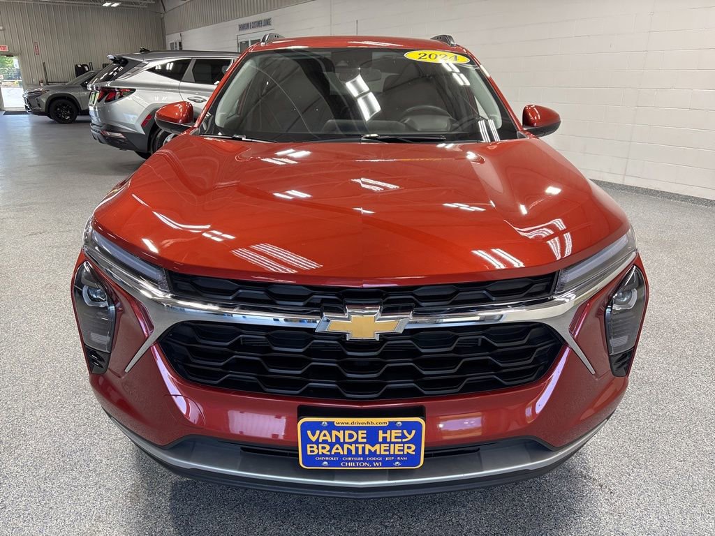 Used 2024 Chevrolet Trax LT w/ Driver Confidence Package FWD image 2