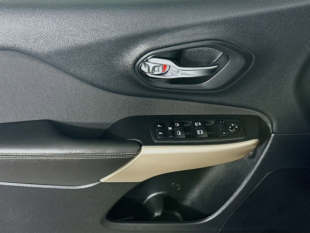 Used 2017 Jeep Cherokee Latitude w/ Comfort & Sound Group image 25