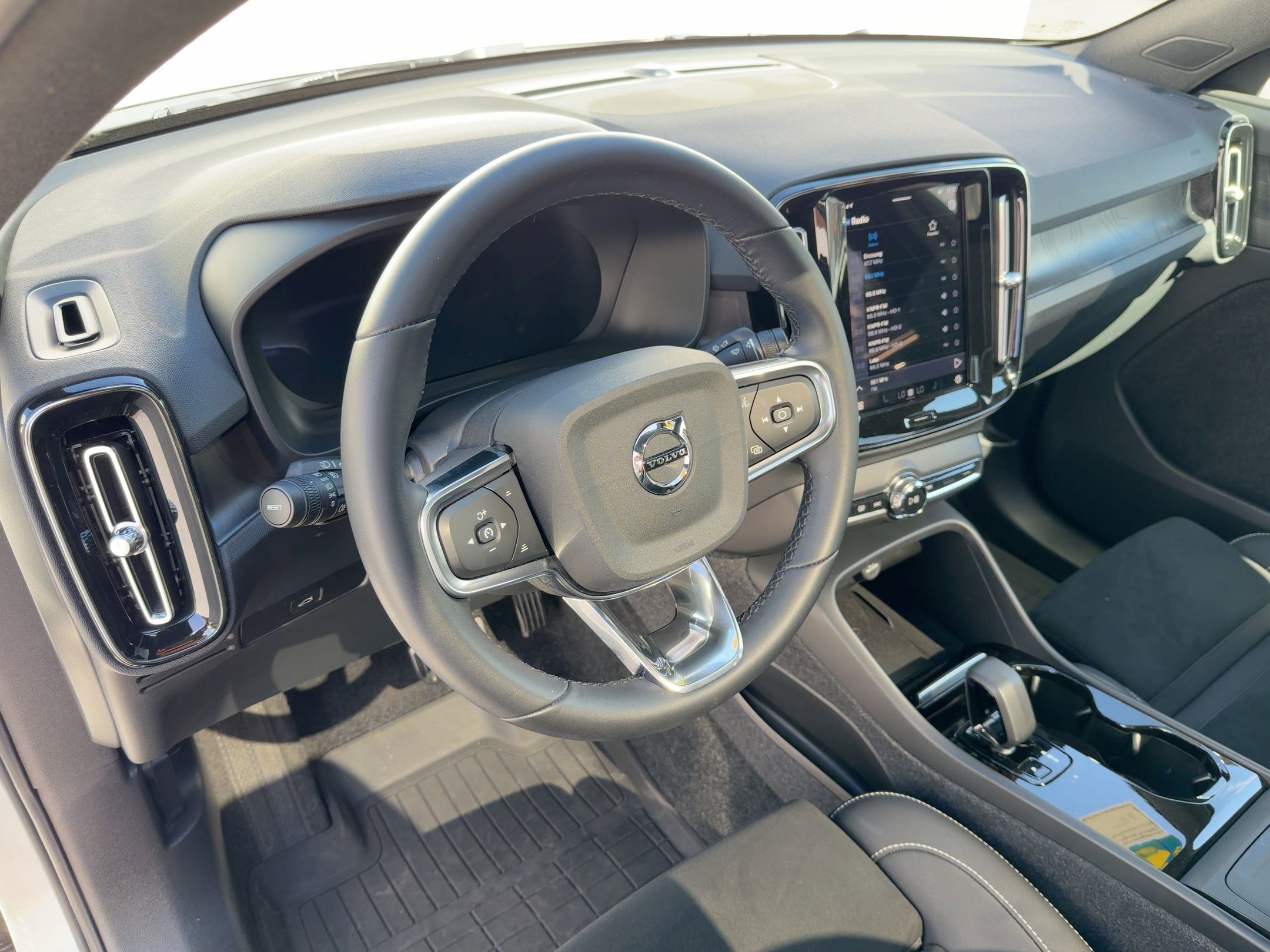 Used 2023 Volvo C40 P8 Recharge Plus image 3